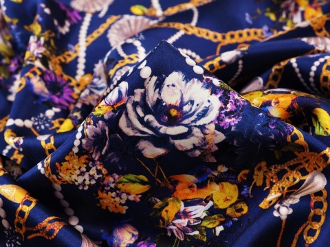 granatowy jedwab w złote łańcuszki, perły i muszle