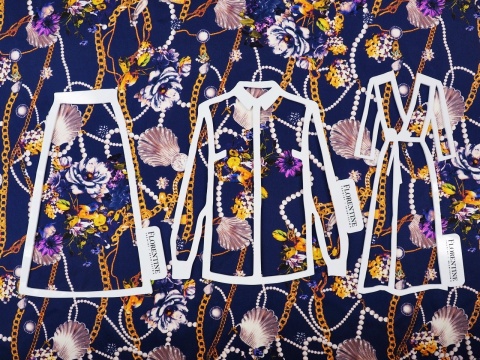 granatowy jedwab w złote łańcuszki, perły i muszle