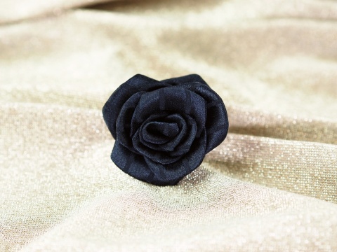 jedwabny zestaw prezentowy gumka i broszka róża czerń