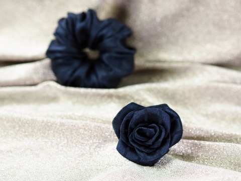 jedwabny zestaw prezentowy gumka i broszka róża czerń