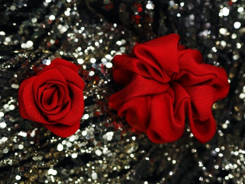 czerowna broszka jedwabna róża zestaw prezentowy