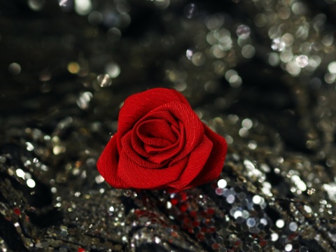 czerowna broszka jedwabna róża zestaw prezentowy