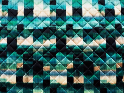 welurowa pikówka w abstrakcyjny wzór z prostokątami w kolorze beżu i zieleni