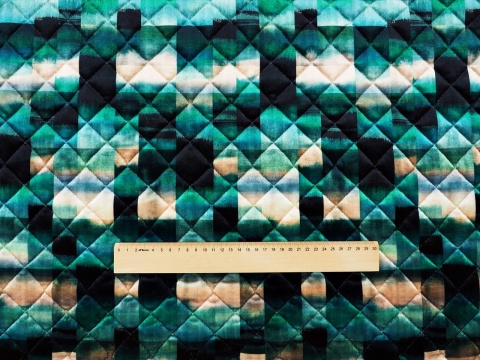 welurowa pikówka w abstrakcyjny wzór z prostokątami w kolorze beżu i zieleni