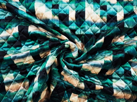 welurowa pikówka w abstrakcyjny wzór z prostokątami w kolorze beżu i zieleni