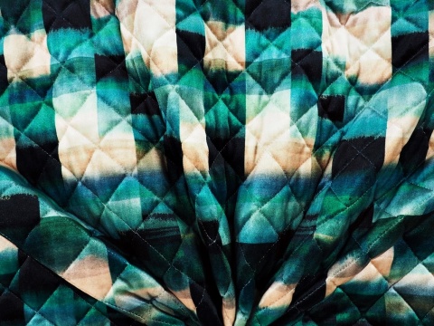 welurowa pikówka w abstrakcyjny wzór z prostokątami w kolorze beżu i zieleni