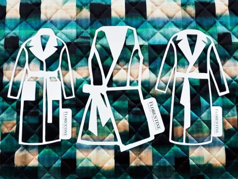 welurowa pikówka w abstrakcyjny wzór z prostokątami w kolorze beżu i zieleni