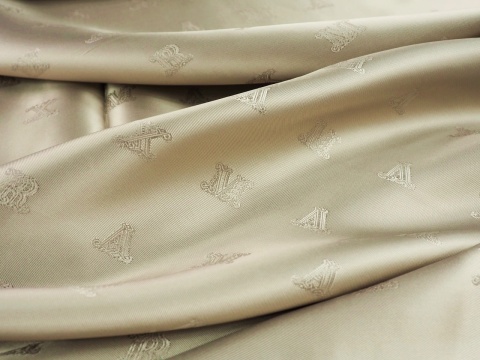 podszewka w kolorze szaro-beżowym