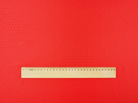 czerwona podszewka w trójkąty