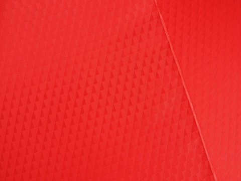 czerwona podszewka w trójkąty