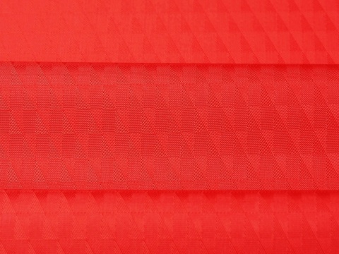 czerwona podszewka w trójkąty