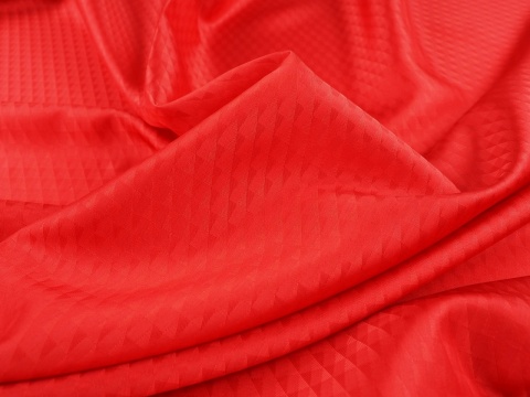 czerwona podszewka w trójkąty