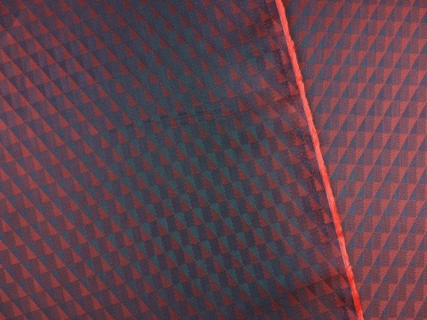 czerwona podszewka w trójkąty opalizująca na zielono