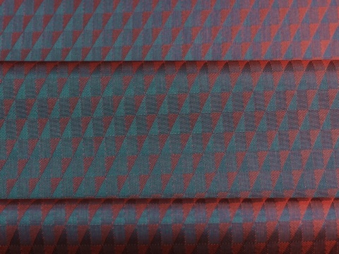 czerwona podszewka w trójkąty opalizująca na zielono