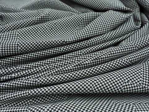 wełna w czarno-białą, drobną pepitkę