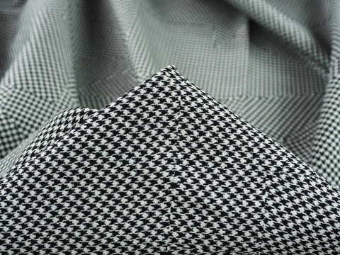 wełna w czarno-białą, drobną pepitkę