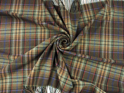 wełna z frędzlami w kratkę