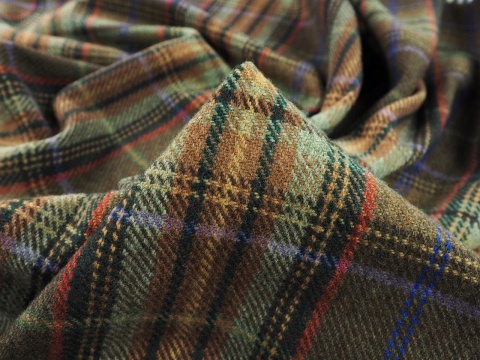 wełna z frędzlami w kratkę