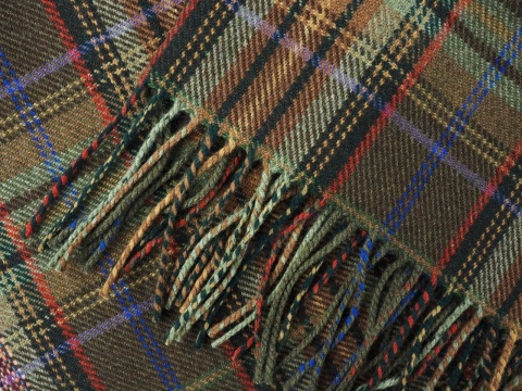 wełna z frędzlami w kratkę