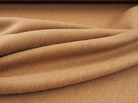 podwójna wełna z moherem w kolorze jasnego toffi