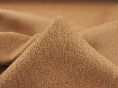 podwójna wełna z moherem w kolorze jasnego toffi