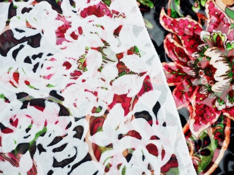 welur devore w indyjskie kwiaty na czerni