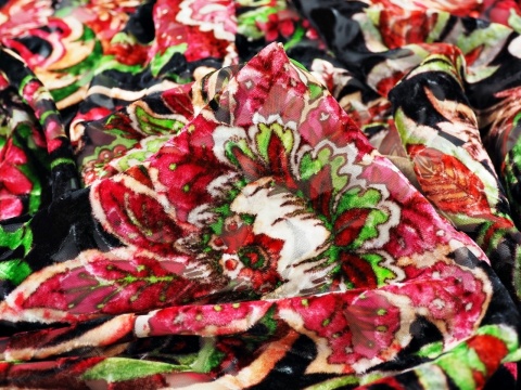 welur devore w indyjskie kwiaty na czerni