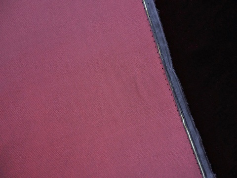 welur z jedwabiem w kolorze ciemnego bordo