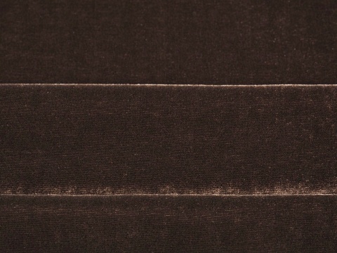 welur z jedwabiem w kolorze ciemnego brązu