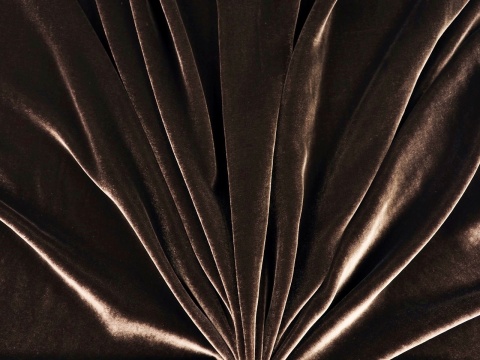 welur z jedwabiem w kolorze ciemnego brązu