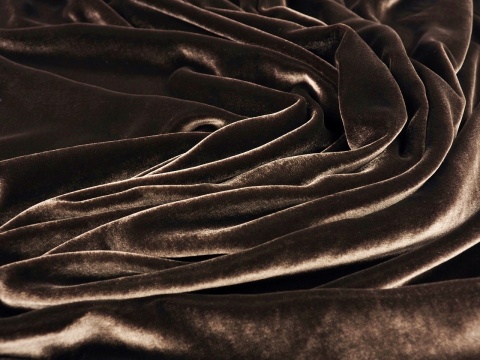 welur z jedwabiem w kolorze ciemnego brązu
