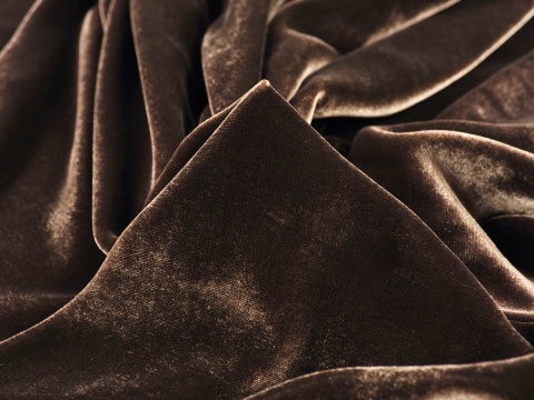 welur z jedwabiem w kolorze ciemnego brązu