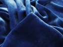 welur z jedwabiem w kolorze ciemnym niebieskim