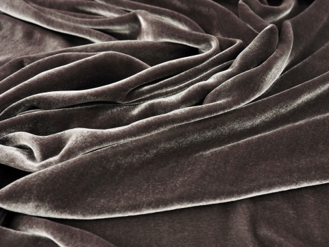 welur z jedwabiem w kolorze szaro-beżowym