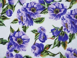 biała, haftowana bawełna w niebiesko-fioletowe anemony