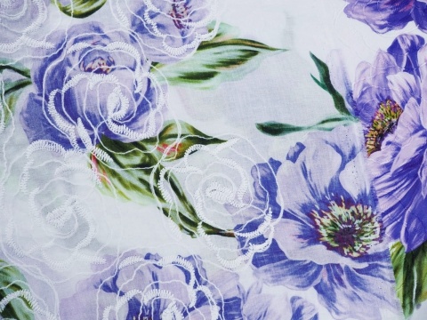 biała, haftowana bawełna w niebiesko-fioletowe anemony