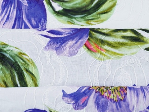 biała, haftowana bawełna w niebiesko-fioletowe anemony