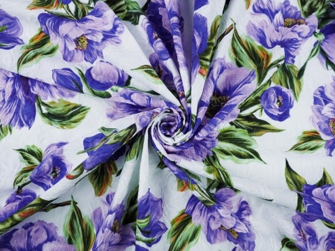 biała, haftowana bawełna w niebiesko-fioletowe anemony