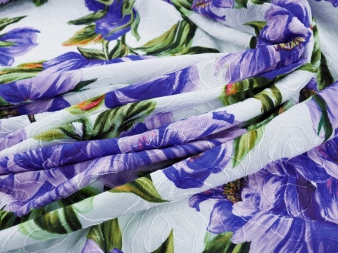 biała, haftowana bawełna w niebiesko-fioletowe anemony