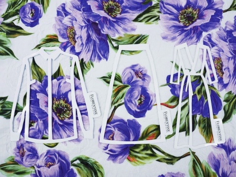 biała, haftowana bawełna w niebiesko-fioletowe anemony