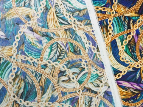 jedwab w złote łańcuszki i dzianinowe sploty