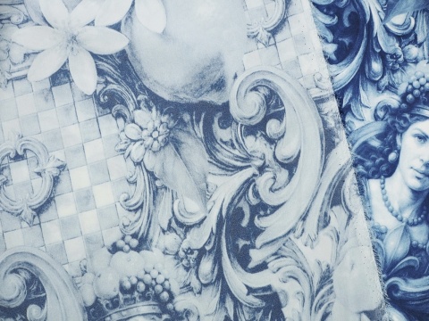 niebieski jedwab w motywy z sycylijskiego folkloru