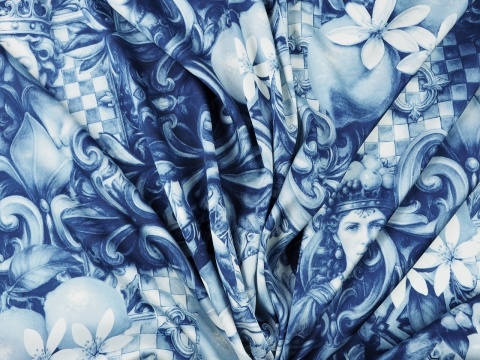 niebieski jedwab w motywy z sycylijskiego folkloru