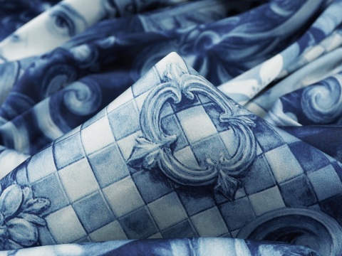 niebieski jedwab w motywy z sycylijskiego folkloru