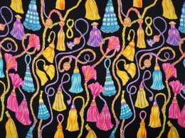 czarny jedwab w kolorowe chwosty