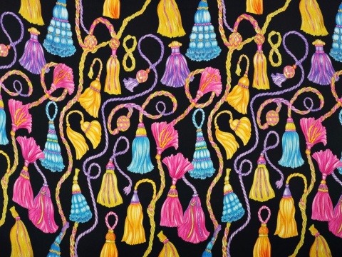 czarny jedwab w kolorowe chwosty