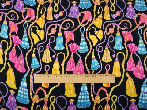 czarny jedwab w kolorowe chwosty