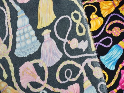 czarny jedwab w kolorowe chwosty