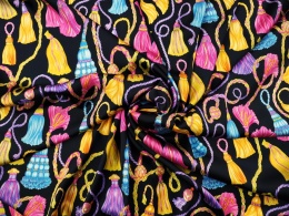 czarny jedwab w kolorowe chwosty