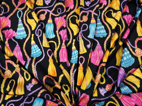 czarny jedwab w kolorowe chwosty